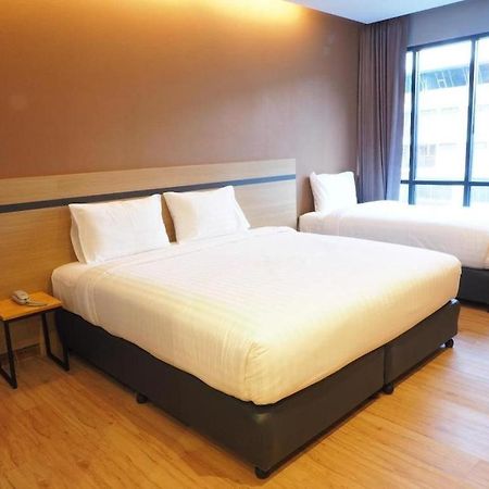 Sans Hotel Ratchaburi Exterior photo